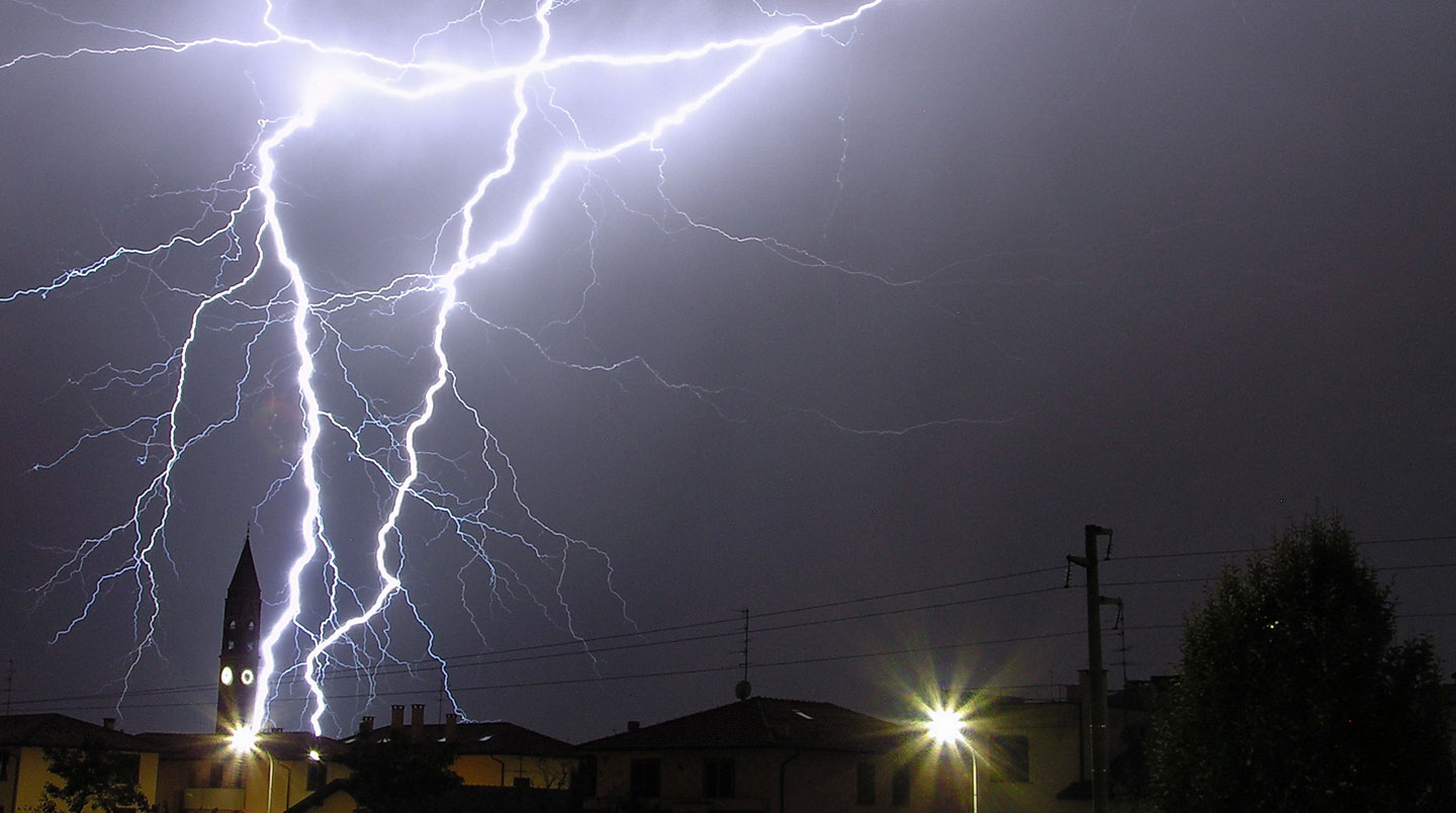 Dettaglio ravvicinato di un sensore antenna per il rilevamento di fulmini con sfondo sfocato di cielo e nuvole